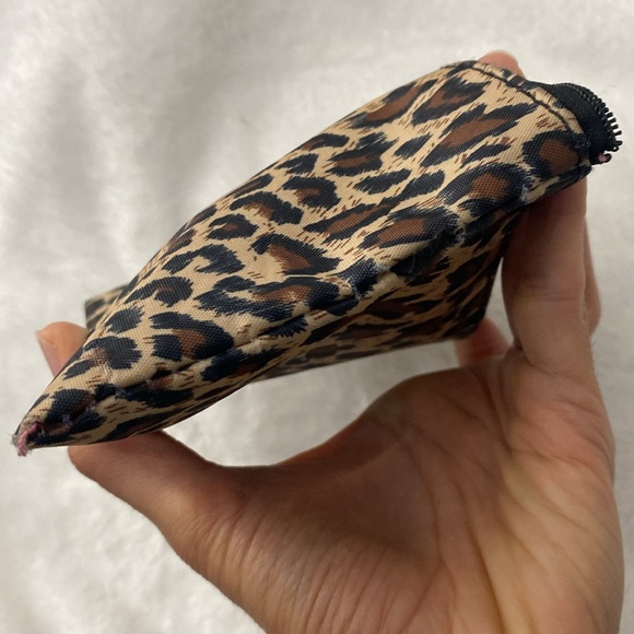 Leopard print cosmetic pouch - Picture 10 of 16